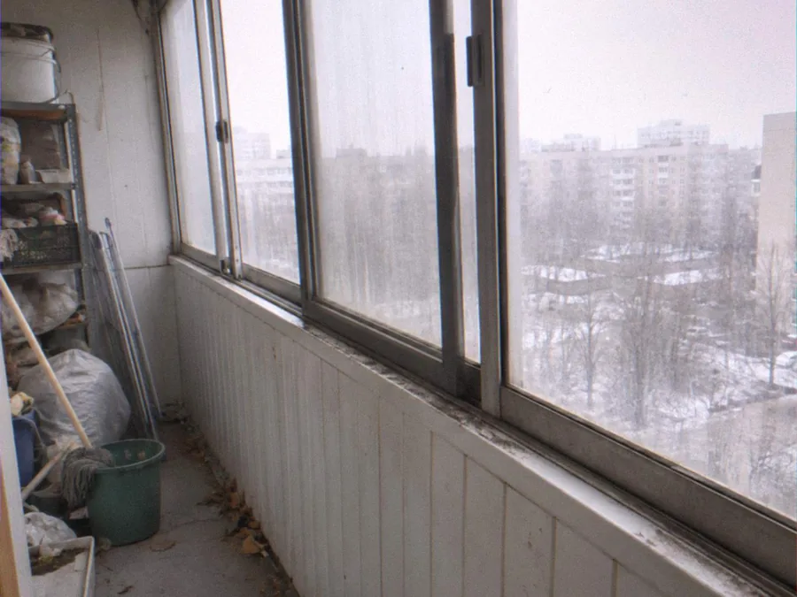 Застеклённый балкон после зимы - до уборки