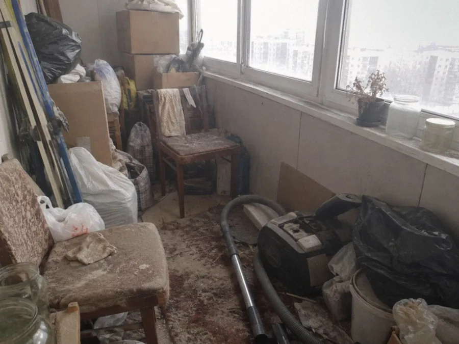 Захламлённый балкон перед продажей квартиры - до уборки
