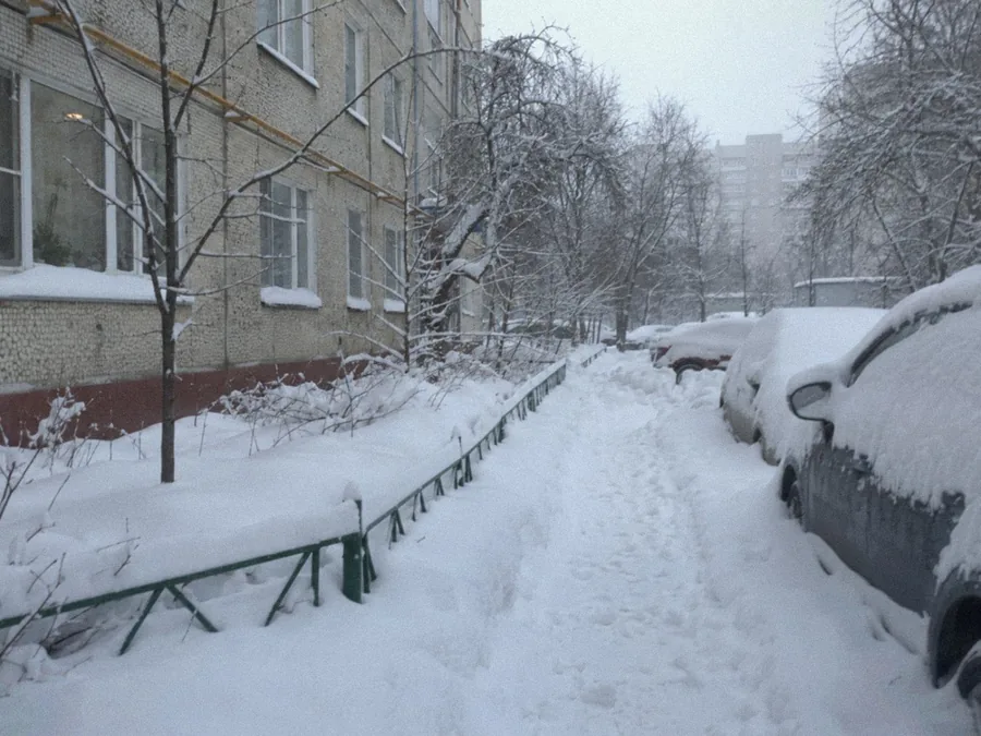 Тротуар во дворе жилого дома - до уборки