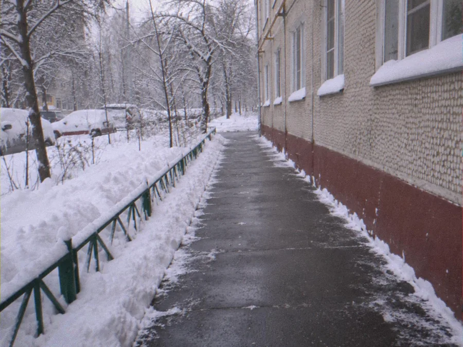 Тротуар во дворе жилого дома - после уборки